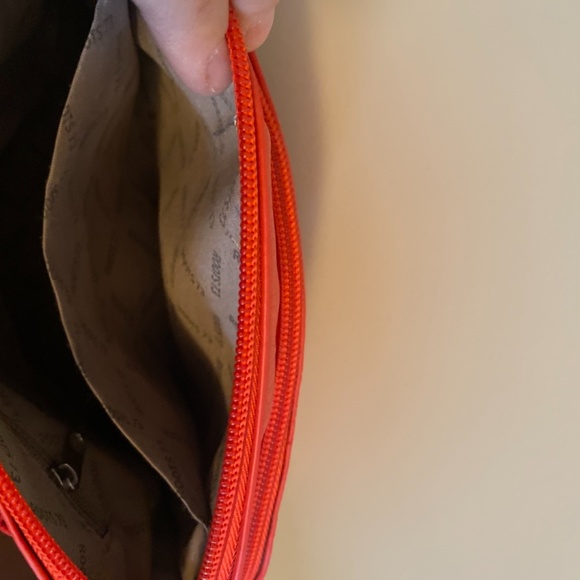 Roots Crossover Handbag Purse - Picture 3 of 4